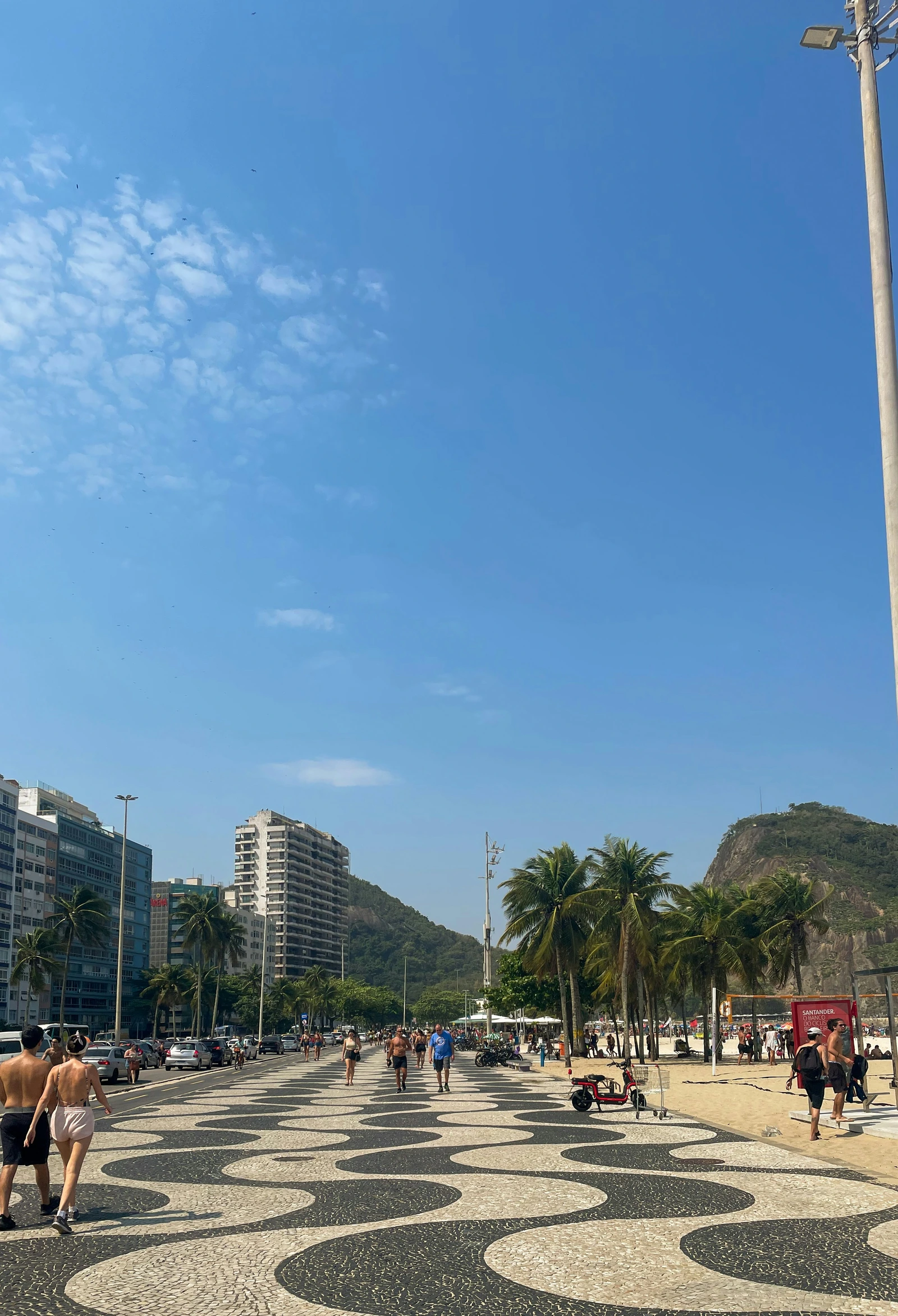 O desenho do calçadão e a vida à beira-mar em Copacabana.