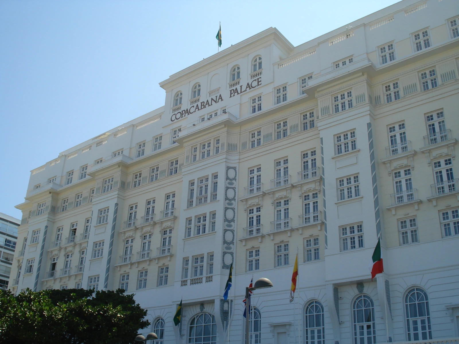 A fachada do Copacabana Palace, referência arquitetônica da avenida.